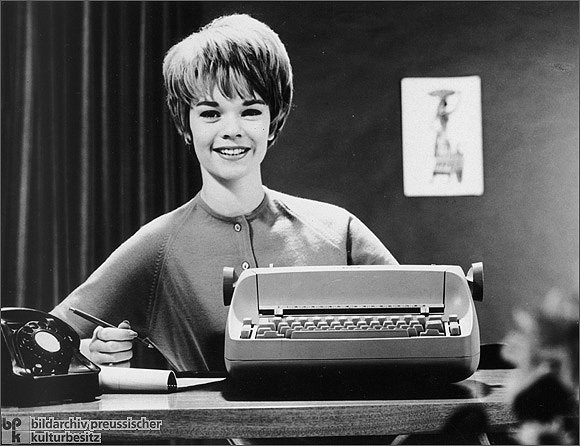 Sekretärin mit neuer Schreibmaschine (1961)